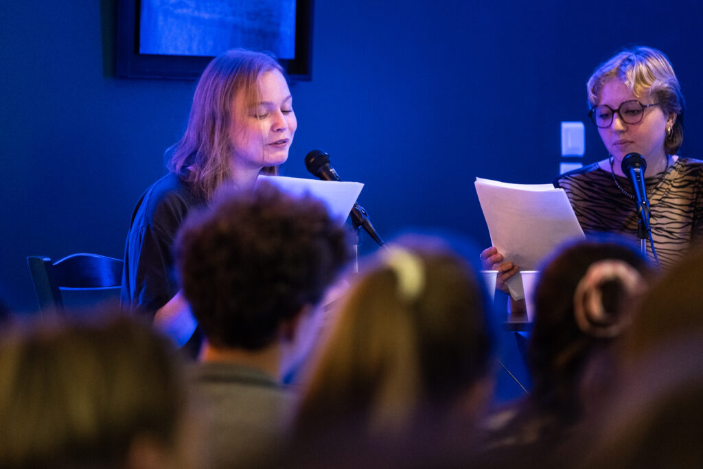 L'émission était présentée par Julie Conrad et Lila Olkinuora.