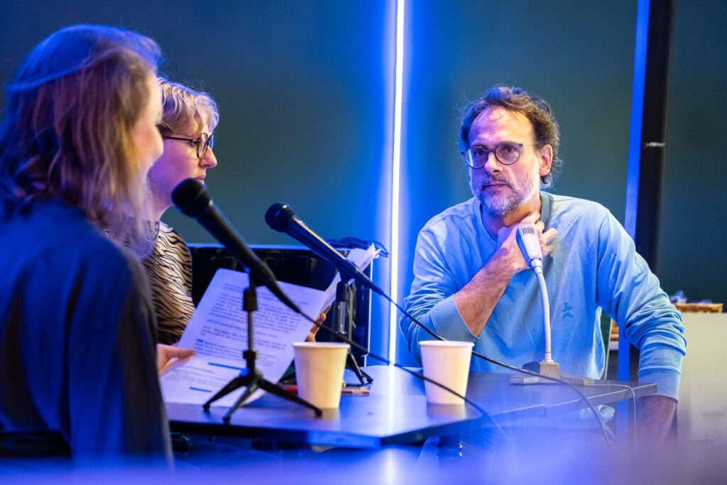 Simon Barthélémy, rédacteur en chef de Rue89, est intervenu au micro de Julie Conrad et Lila Olkinuora. Photo : Quentin Saison